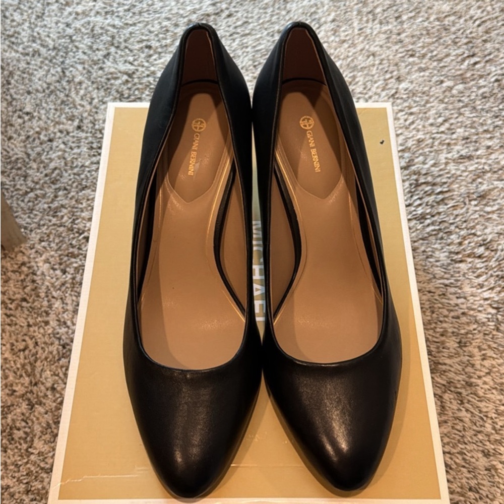 Giani Bernini Women's leather Classic Black Heels